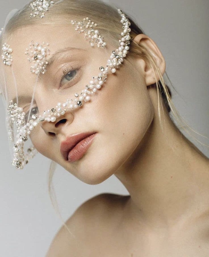 Novios sonriendo durante su boda